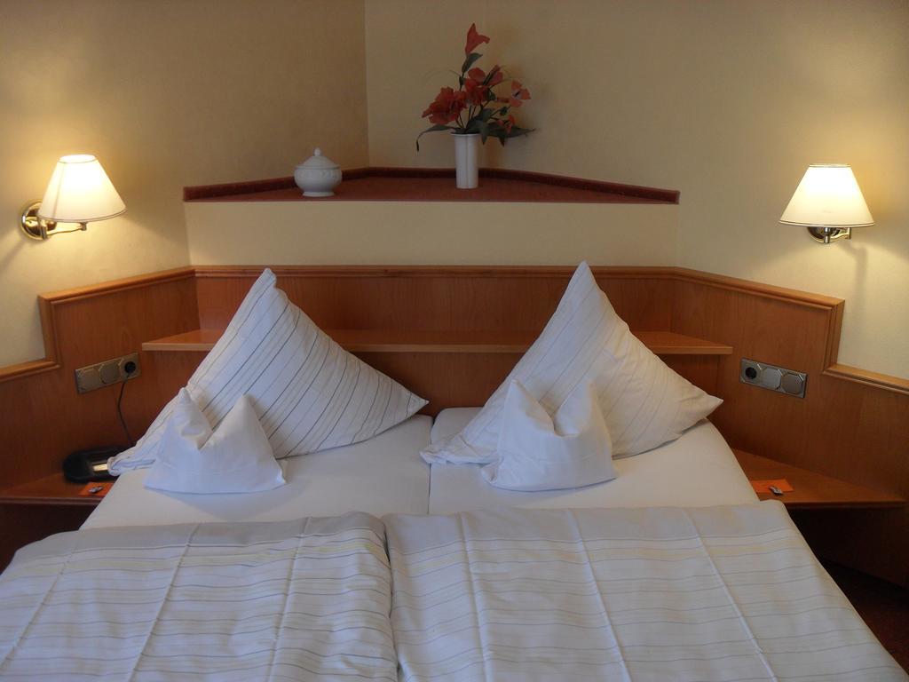 Hotel Reichsschenke Zum Ritter Gotz "Garni" Kröv Oda fotoğraf